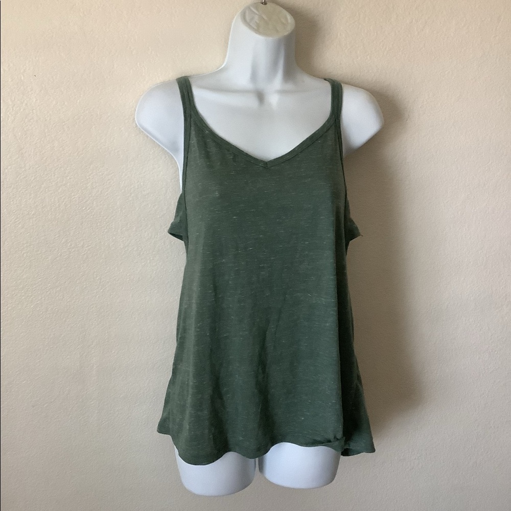 4 Victoria’s Secret Sport Tanks size L